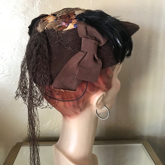 DELIGHTFUL 1940s\' BROWN FELT HAT WITH GROSGRAIN BOWS, FEATHER SPRAY + VEIL main image 4